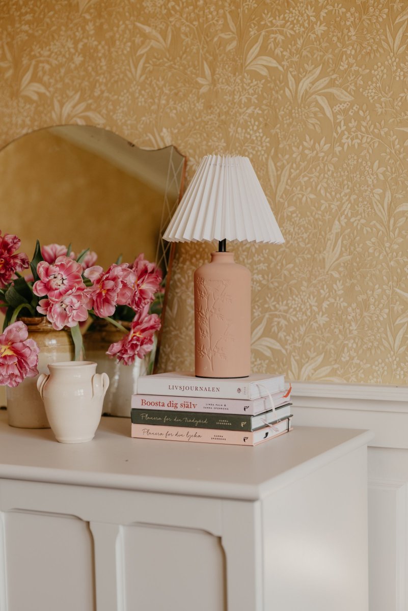 Flora 40cm Terracotta tafellamp Van Globen Lighting - Johanna wilde een lamp ontwerpen die gemaakt is van materialen, kleuren en vormen die passen in de natuur en die zowel in een landelijke als in een moderne omgeving past.