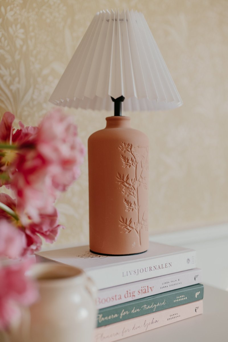 Flora 40cm Terracotta tafellamp Van Globen Lighting - Johanna wilde een lamp ontwerpen die gemaakt is van materialen, kleuren en vormen die passen in de natuur en die zowel in een landelijke als in een moderne omgeving past.