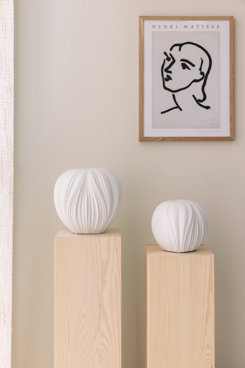 Milo 14cm Wit tafellamp Van Globen Lighting - Milo is een tafellamp die met zijn organische, appelvormige ontwerp en witte keramiek een zacht en uitnodigend licht verspreidt.