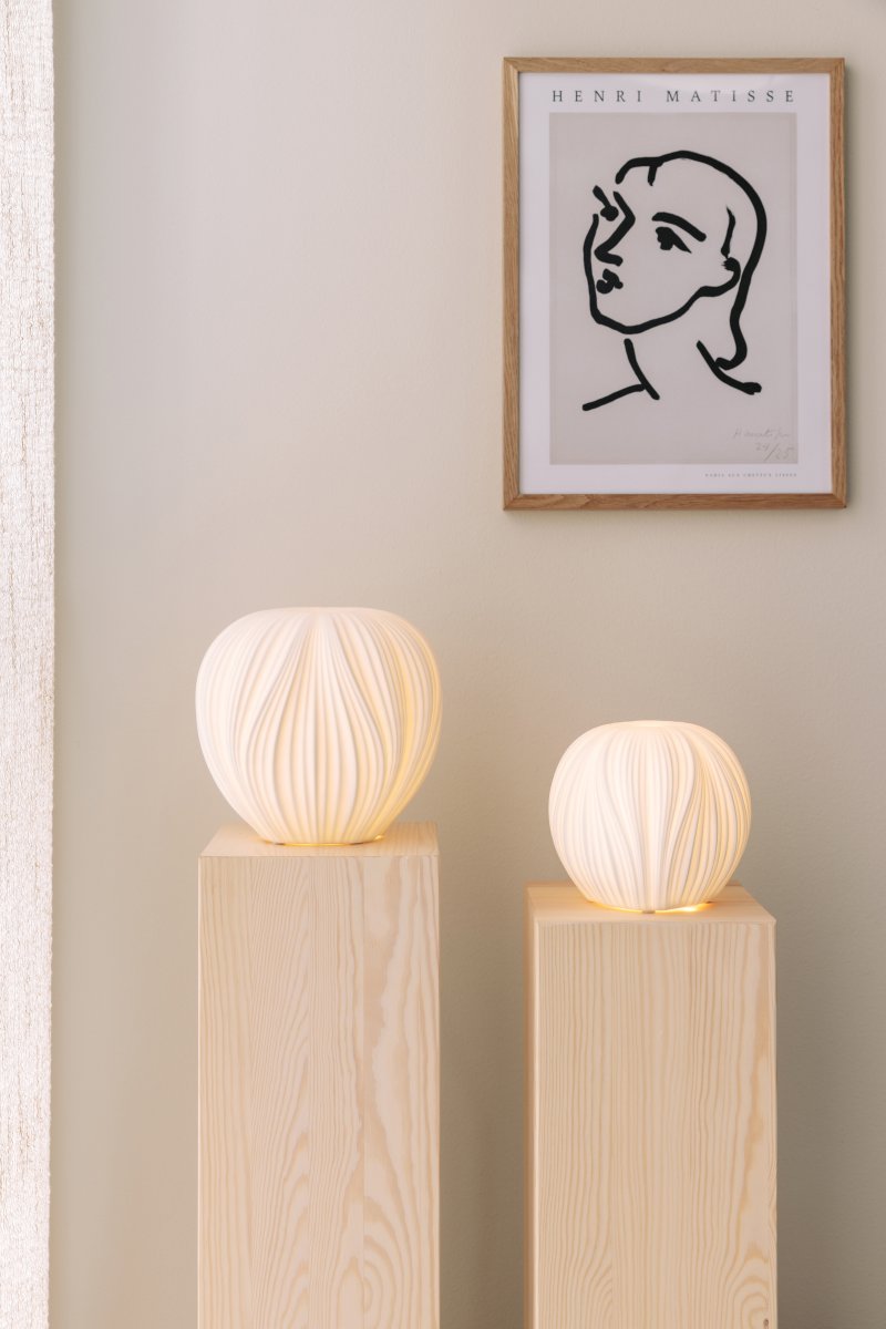 Milo 18cm Wit tafellamp Van Globen Lighting - Milo is een tafellamp die met zijn organische, appelvormige ontwerp en witte keramiek een zacht en uitnodigend licht verspreidt.