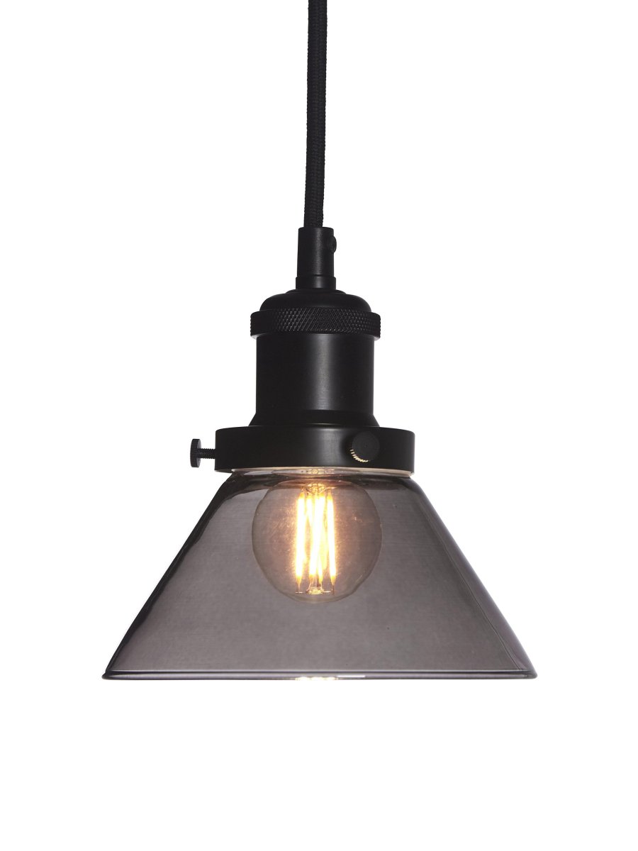 August Ø15 Zwart raamlamp Van PR Home - Lampenkap van zwart glas en lamphouder van zwart metaal met een matte afwerking.