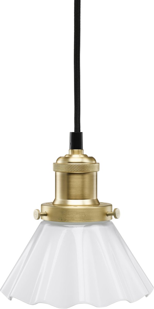 August Ø15 Wit raamlamp Van PR Home - Geplooide lampenkap van opaalglas en lamphouder van metaal in de kleur geborsteld messing.