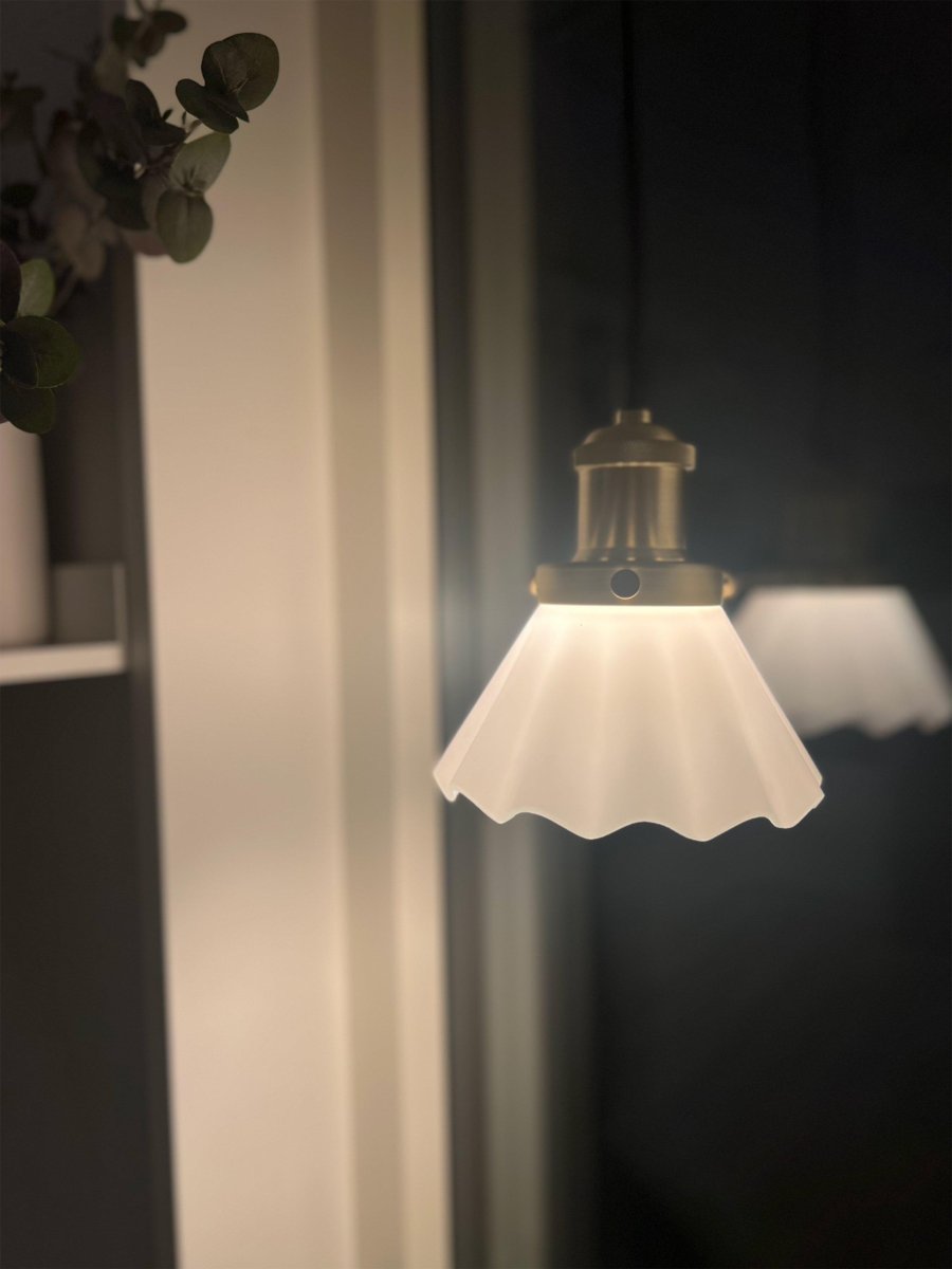 August Ø15 Wit raamlamp Van PR Home - Geplooide lampenkap van opaalglas en lamphouder van metaal in de kleur geborsteld messing.