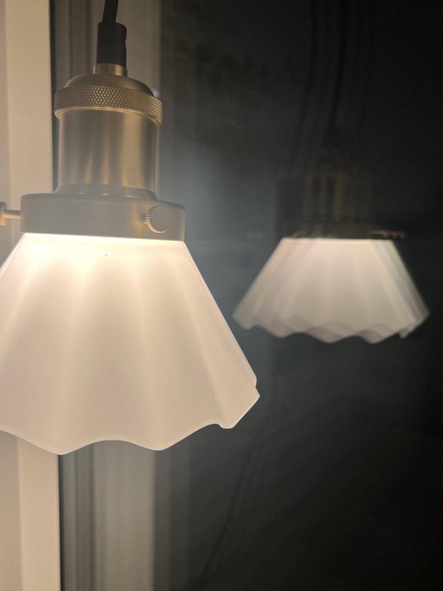 August Ø15 Wit raamlamp Van PR Home - Geplooide lampenkap van opaalglas en lamphouder van metaal in de kleur geborsteld messing.