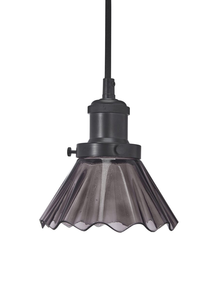 August Ø15 Zwart raamlamp Van PR Home - Geplooide lampenkap van zwart glas en lamphouder van zwart metaal met een matte afwerking.