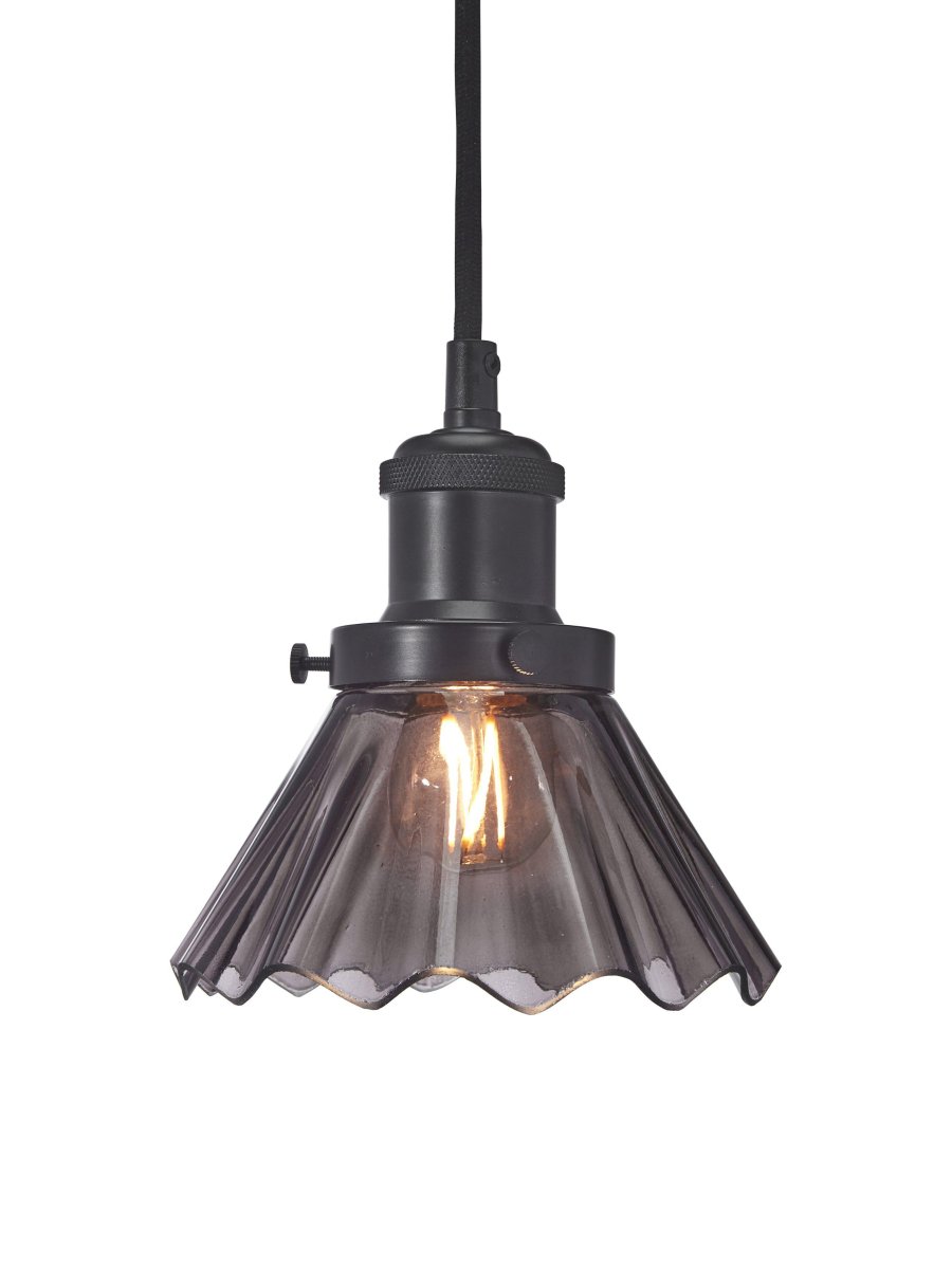 August Ø15 Zwart raamlamp Van PR Home - Geplooide lampenkap van zwart glas en lamphouder van zwart metaal met een matte afwerking.