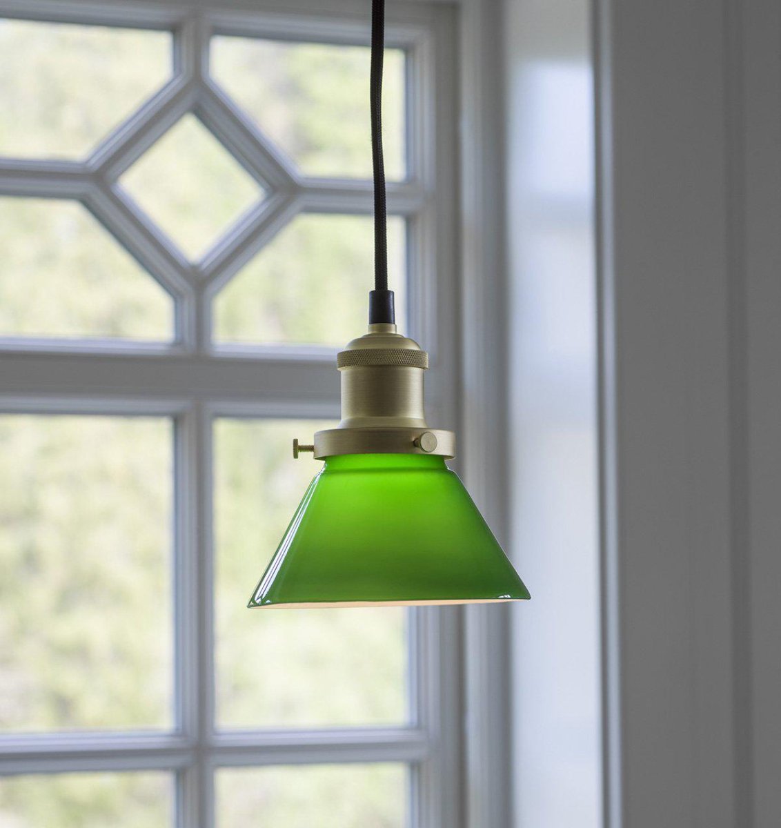 August Ø15 Groente raamlamp Van PR Home - Lampenkap van groen glas en lamphouder van metaal in de kleur geborsteld messing.