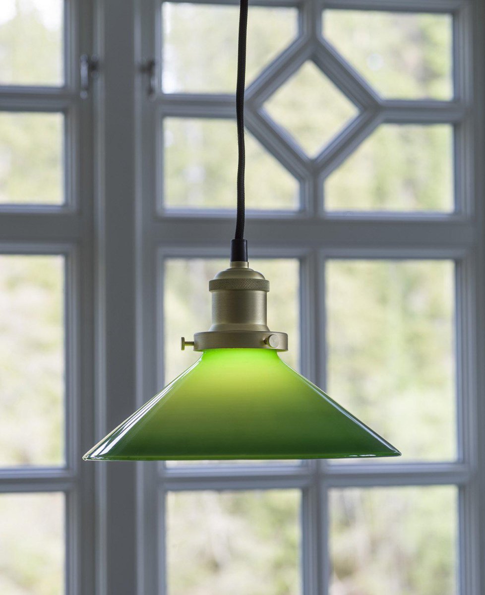 August Ø25 Groente raamlamp Van PR Home - Lampenkap van groen glas en lamphouder van metaal in de kleur geborsteld messing.