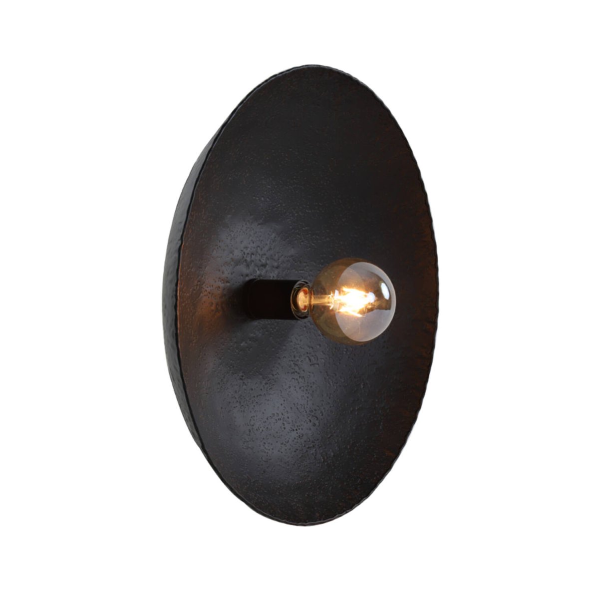 Neva Ø50 Zwart wandlamp Van Light & Living - De stijlvolle wandlamp Neva heeft een ronde, gehamerde metalen kap in matzwart die een industriële uitstraling creëert.