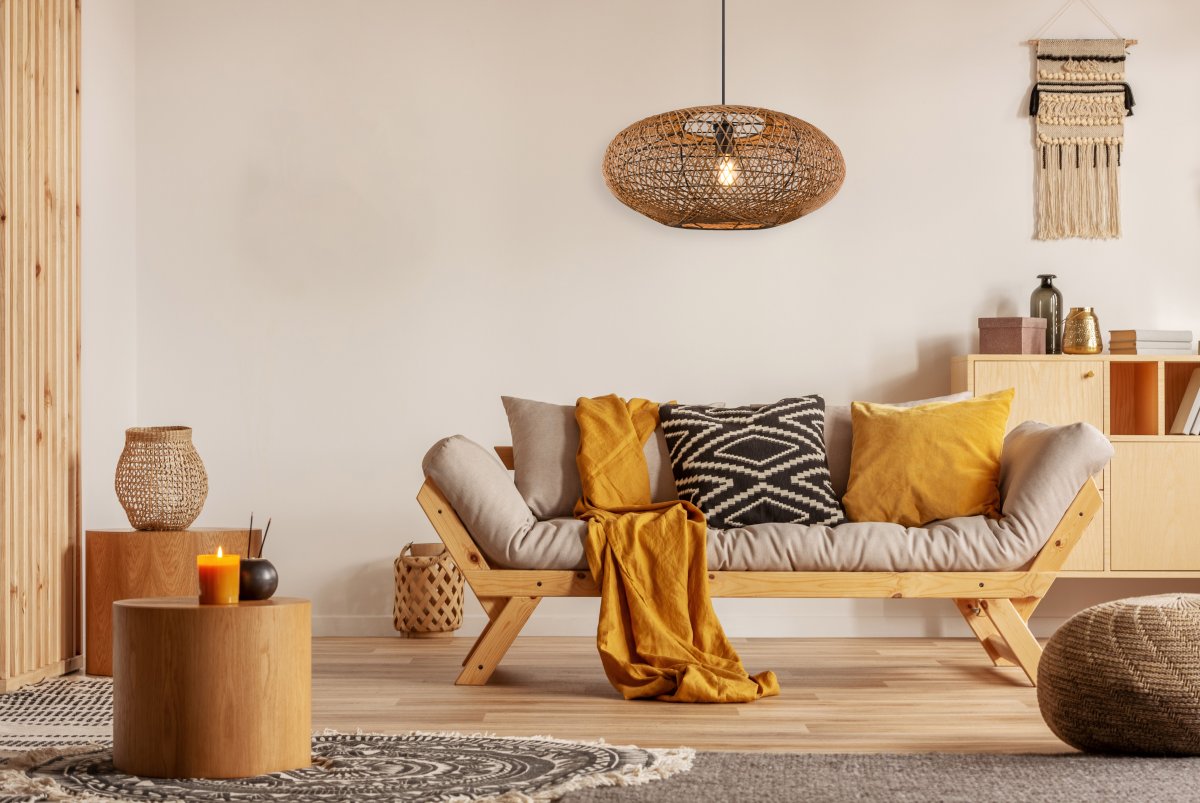 Hedda Ø52 Natuur hanglamp Van Trio Lighting - De decoratieve armatuur HEDDA cre&euml;ert spannende contrasten en fleurt ruimtes op met zijn sisalvlechtwerk dat een patroon van licht en schaduw op het oppervlak werpt.