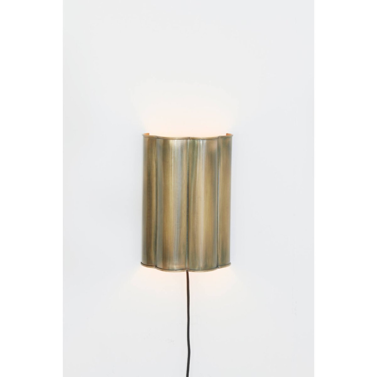Fringe 30cm Bronzen wandlamp Van Light & Living - Fringe is een stijlvolle en elegante wandlamp met een golvende kap in antiek brons.