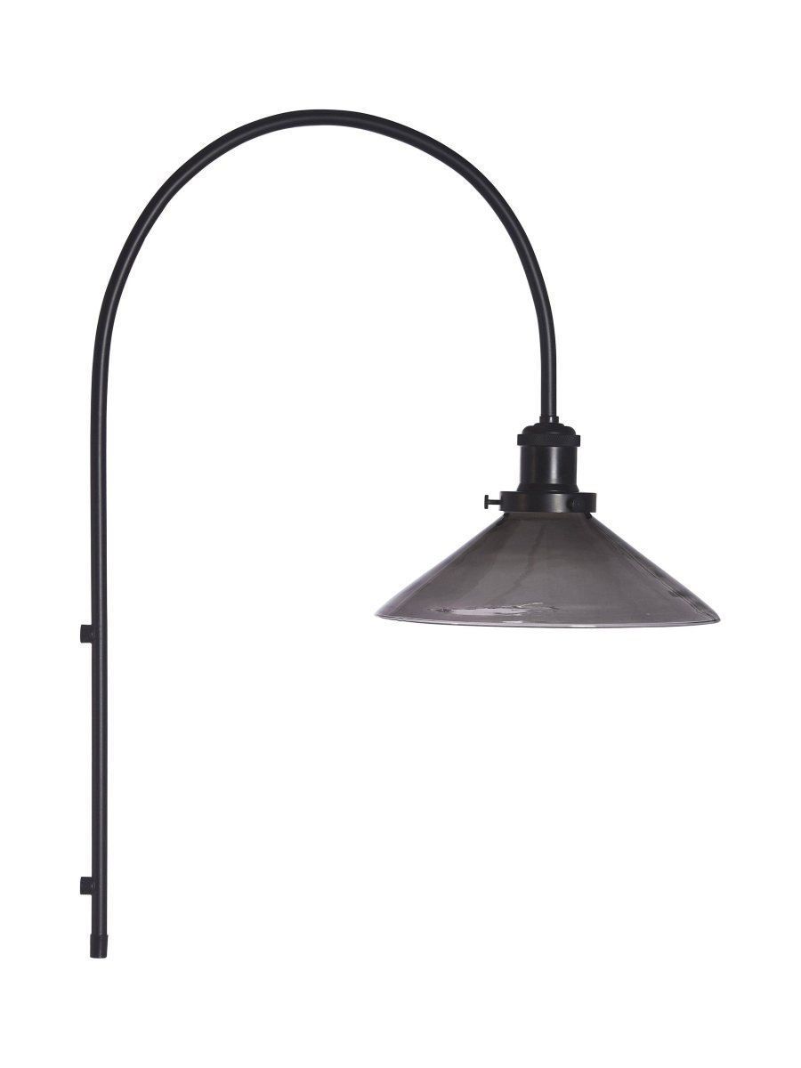 August 25cm Zwart wandlamp Van PR Home - De glazen kap heeft een zwarte afwerking en is bevestigd aan een lampenhouder van zwart geborsteld metaal.