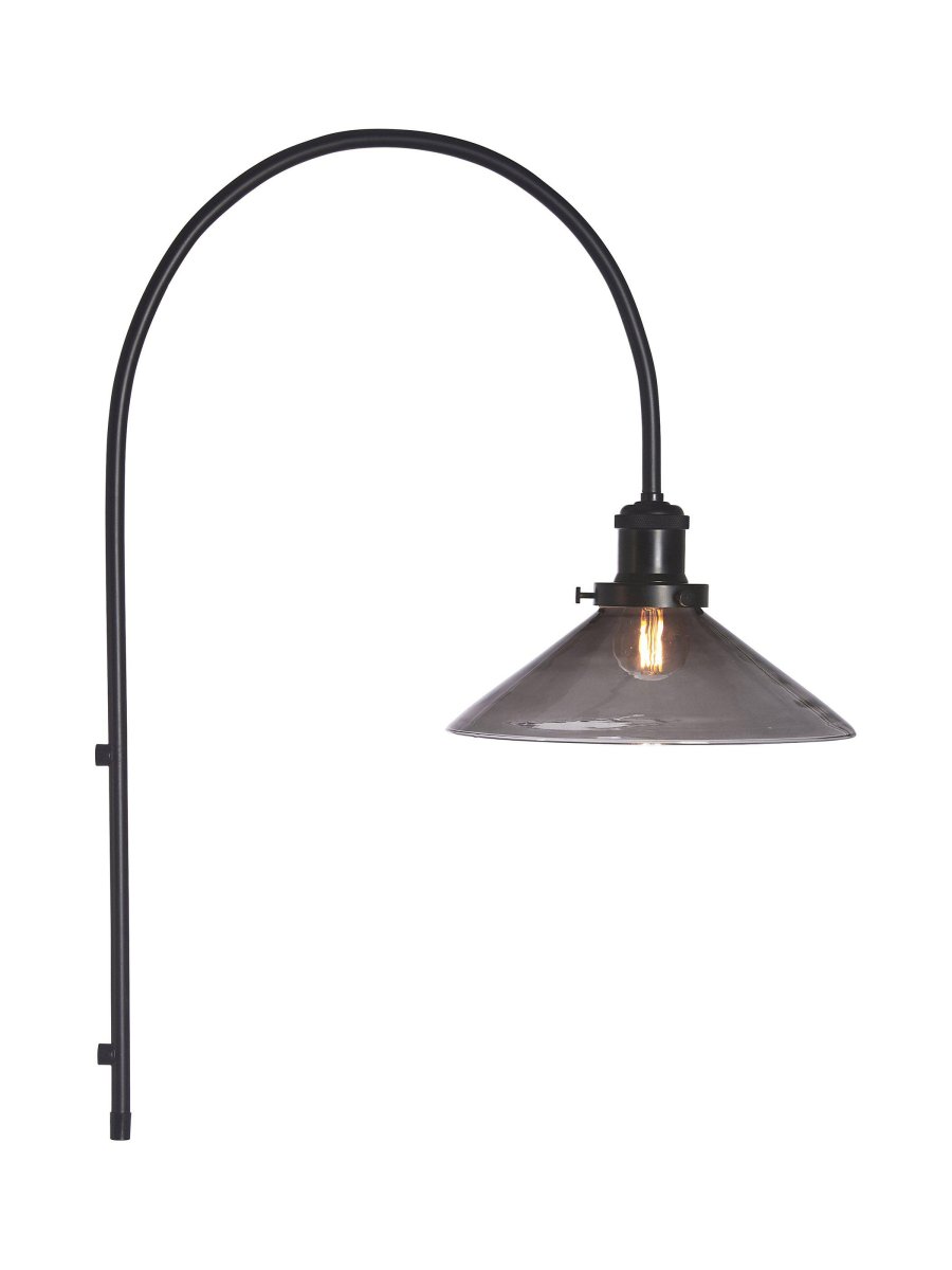 August 25cm Zwart wandlamp Van PR Home - De glazen kap heeft een zwarte afwerking en is bevestigd aan een lampenhouder van zwart geborsteld metaal.