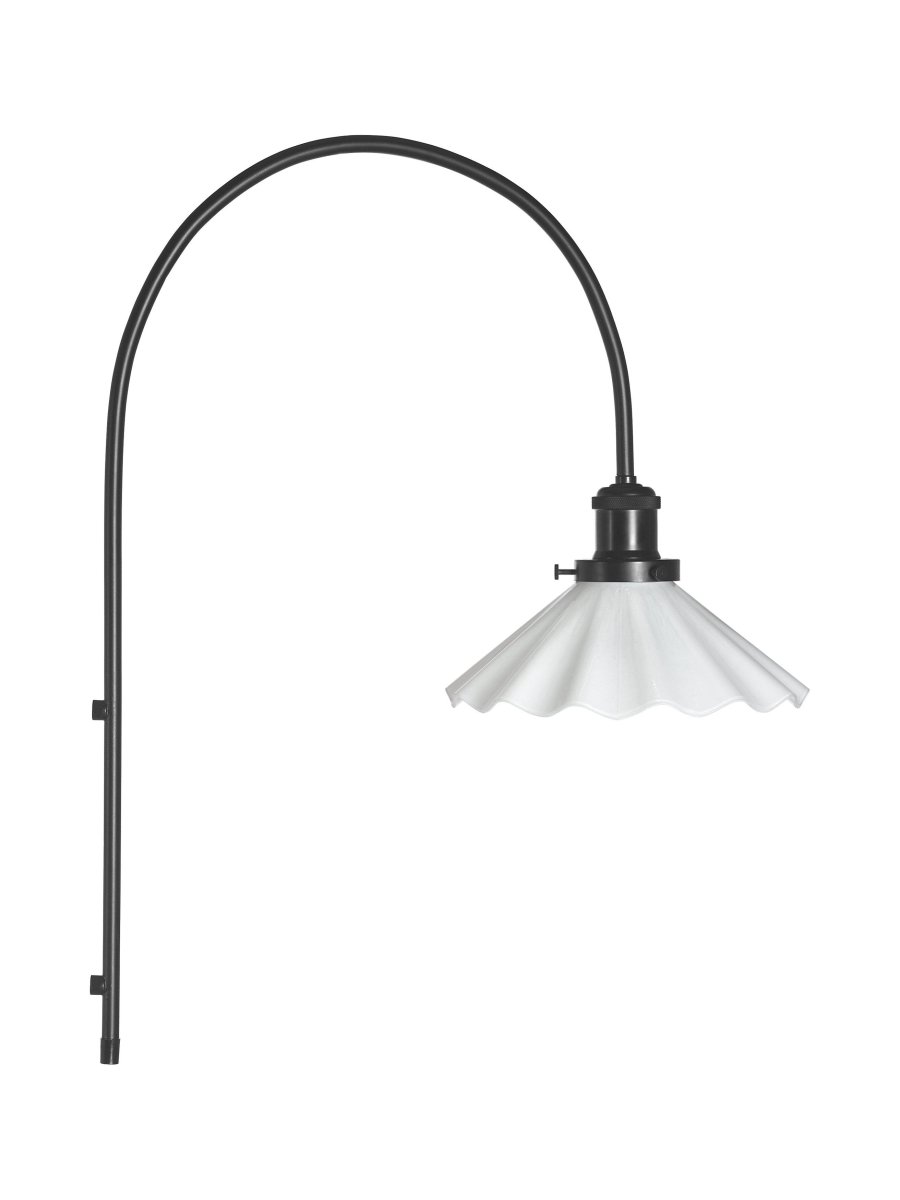 August 25cm Zwart en wit wandlamp Van PR Home - De glazen kap is geplooid met een opaalkleurige afwerking en is bevestigd aan een lampenhouder van zwart geborsteld metaal.