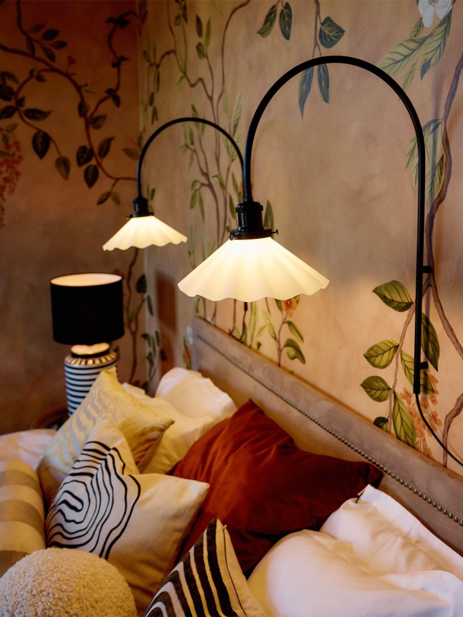 August 25cm Zwart en wit wandlamp Van PR Home - De glazen kap is geplooid met een opaalkleurige afwerking en is bevestigd aan een lampenhouder van zwart geborsteld metaal.