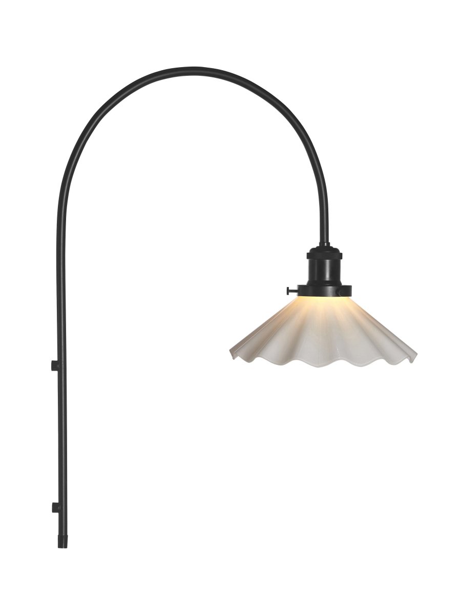 August 25cm Zwart en wit wandlamp Van PR Home - De glazen kap is geplooid met een opaalkleurige afwerking en is bevestigd aan een lampenhouder van zwart geborsteld metaal.