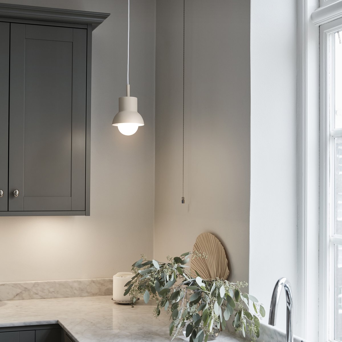 Down Ø15 Lichtbeige hanglamp Van CO Bankeryd - Om het design van de lamp optimaal tot zijn recht te laten komen, adviseren wij om een bolvormige lichtbron met een diameter van 95 cm te kiezen.