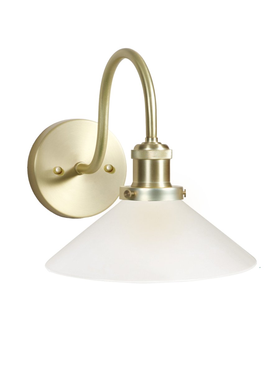 August 38cm Messing/wit badkamerlamp Van PR Home - Deze schoenmakerslamp is speciaal ontworpen voor badkamers en heeft een elegante glazen kap met een diameter van 25 cm, die het licht zacht en gelijkmatig verspreidt.