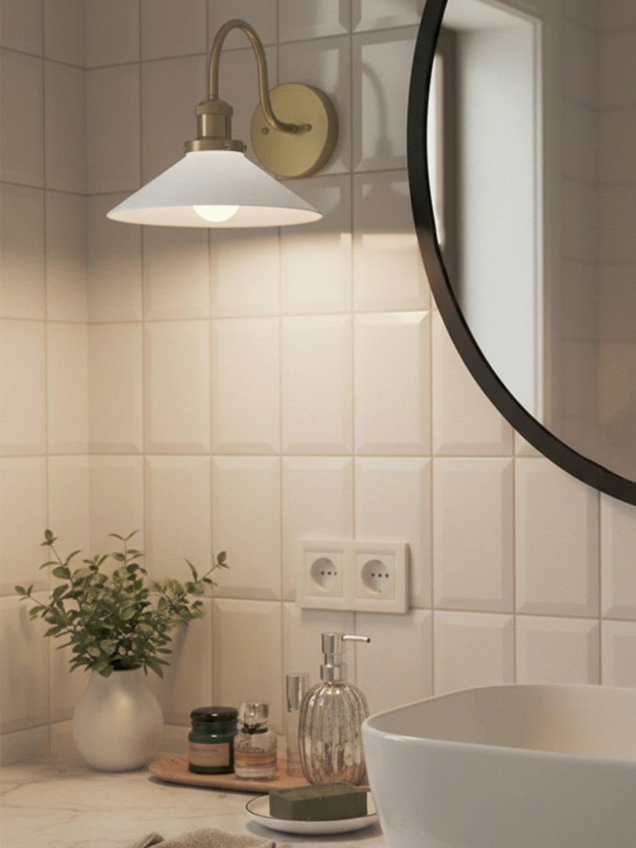 August 38cm Messing/wit badkamerlamp Van PR Home - Deze schoenmakerslamp is speciaal ontworpen voor badkamers en heeft een elegante glazen kap met een diameter van 25 cm, die het licht zacht en gelijkmatig verspreidt.