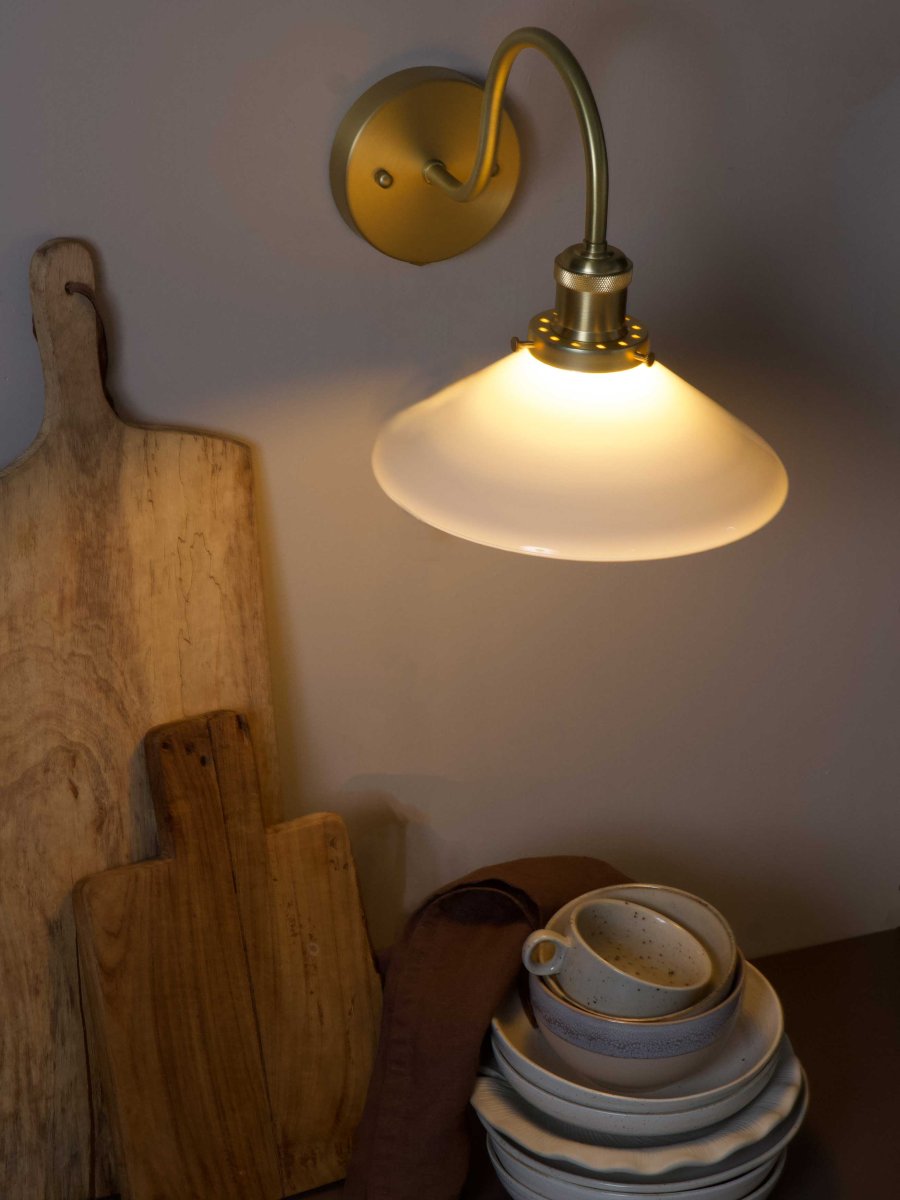 August 38cm Messing/wit badkamerlamp Van PR Home - Deze schoenmakerslamp is speciaal ontworpen voor badkamers en heeft een elegante glazen kap met een diameter van 25 cm, die het licht zacht en gelijkmatig verspreidt.