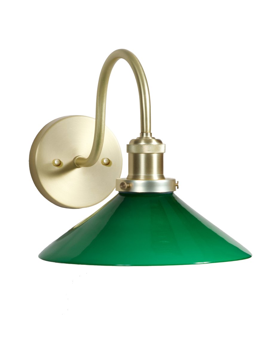 August 38cm Messing/groen badkamerlamp Van PR Home - Deze schoenmakerslamp is speciaal ontworpen voor badkamers en heeft een elegante glazen kap met een diameter van 25 cm, die het licht zacht en gelijkmatig verspreidt.