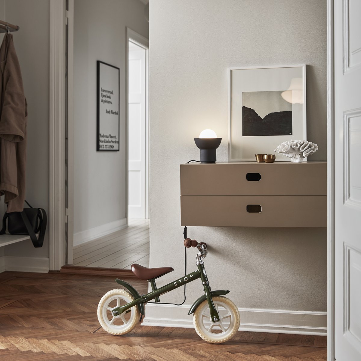 Up 13cm Antraciet tafellamp Van CO Bankeryd - De Up tafellamp heeft een jeugdig en Scandinavisch design waarbij het gerichte licht een decoratief onderdeel van de vorm van de lamp wordt.