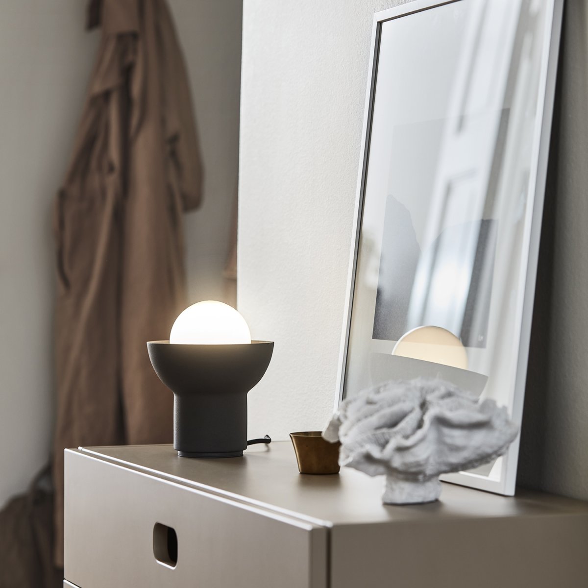 Up 13cm Antraciet tafellamp Van CO Bankeryd - De Up tafellamp heeft een jeugdig en Scandinavisch design waarbij het gerichte licht een decoratief onderdeel van de vorm van de lamp wordt.