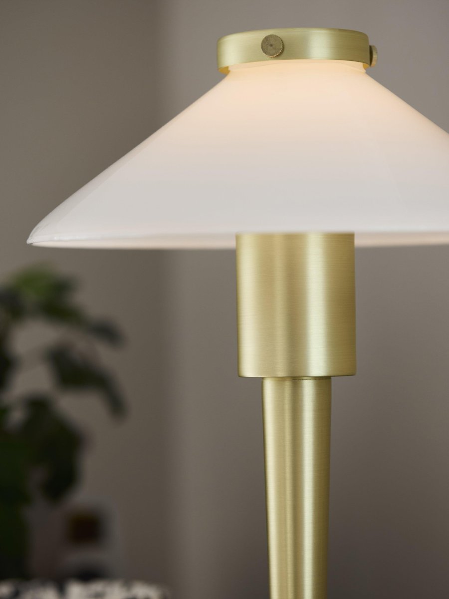 August 34cm Messing tafellamp Van PR Home - De lichtbron is omhuld door een glazen buis die een prachtig licht verspreidt in de lampenkap.