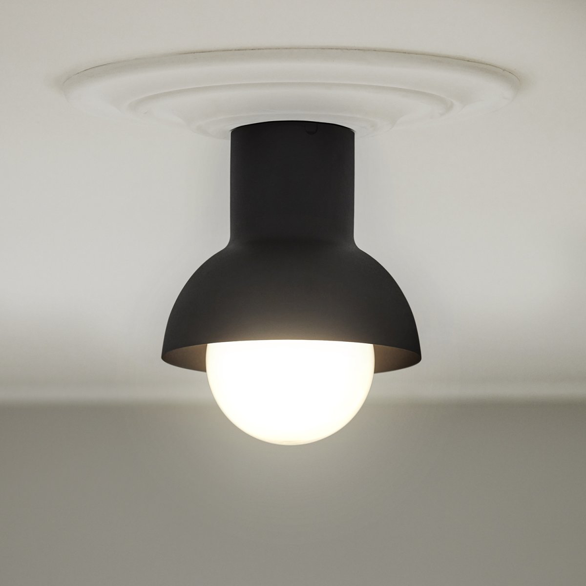 Down Ø20 Antraciet plafondlamp Van CO Bankeryd - De Down plafondlamp heeft een jeugdig en Scandinavisch design dat met zijn sfeervolle licht perfect past in de hal of keuken.