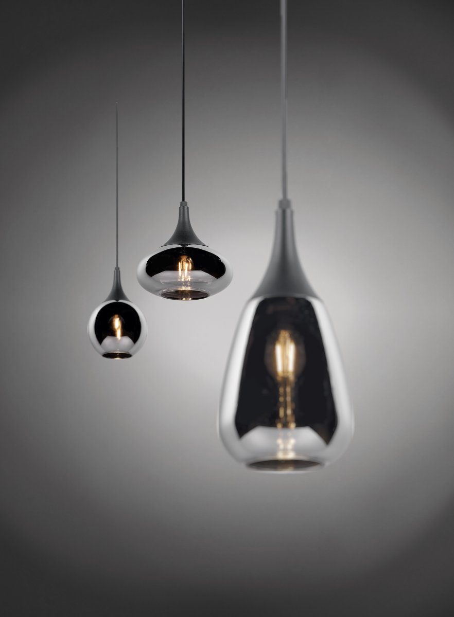 Lumina 68cm Zwart hanglamp Van Trio Lighting - De verschillende vormen van de drie lampenkappen en de combinatie van metaal en glas cre&euml;ren een prachtige en unieke lichtsfeer en geven uw eethoek een moderne toets.