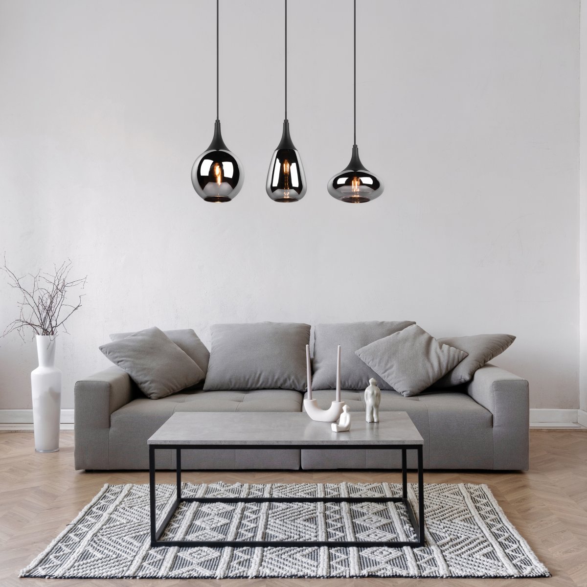 Lumina 68cm Zwart hanglamp Van Trio Lighting - De verschillende vormen van de drie lampenkappen en de combinatie van metaal en glas cre&euml;ren een prachtige en unieke lichtsfeer en geven uw eethoek een moderne toets.