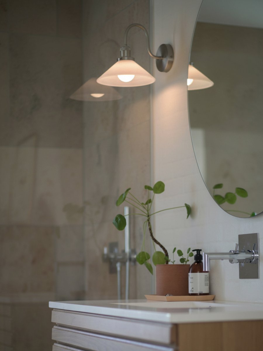 August 38cm Chroom/wit badkamerlamp Van PR Home - Deze schoenmakerslamp is speciaal ontworpen voor badkamers en heeft een elegante glazen kap met een diameter van 25 cm, die het licht zacht en gelijkmatig verspreidt.