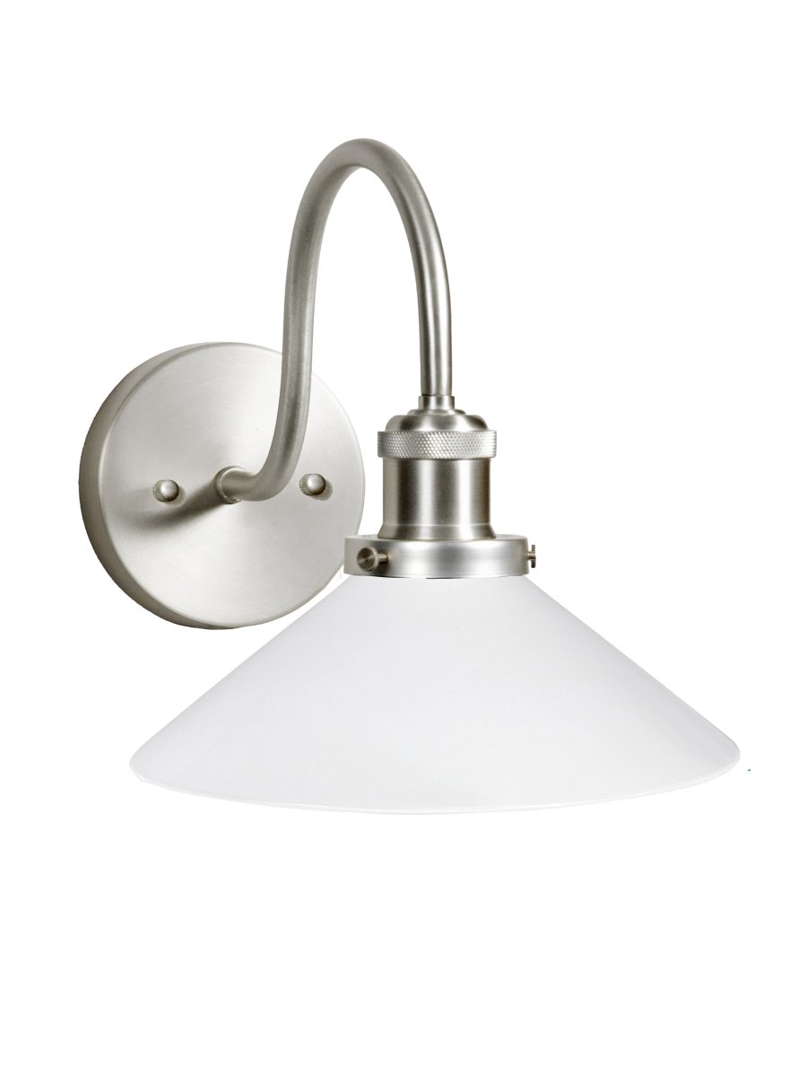 August 38cm Chroom/wit badkamerlamp Van PR Home - Deze schoenmakerslamp is speciaal ontworpen voor badkamers en heeft een elegante glazen kap met een diameter van 25 cm, die het licht zacht en gelijkmatig verspreidt.