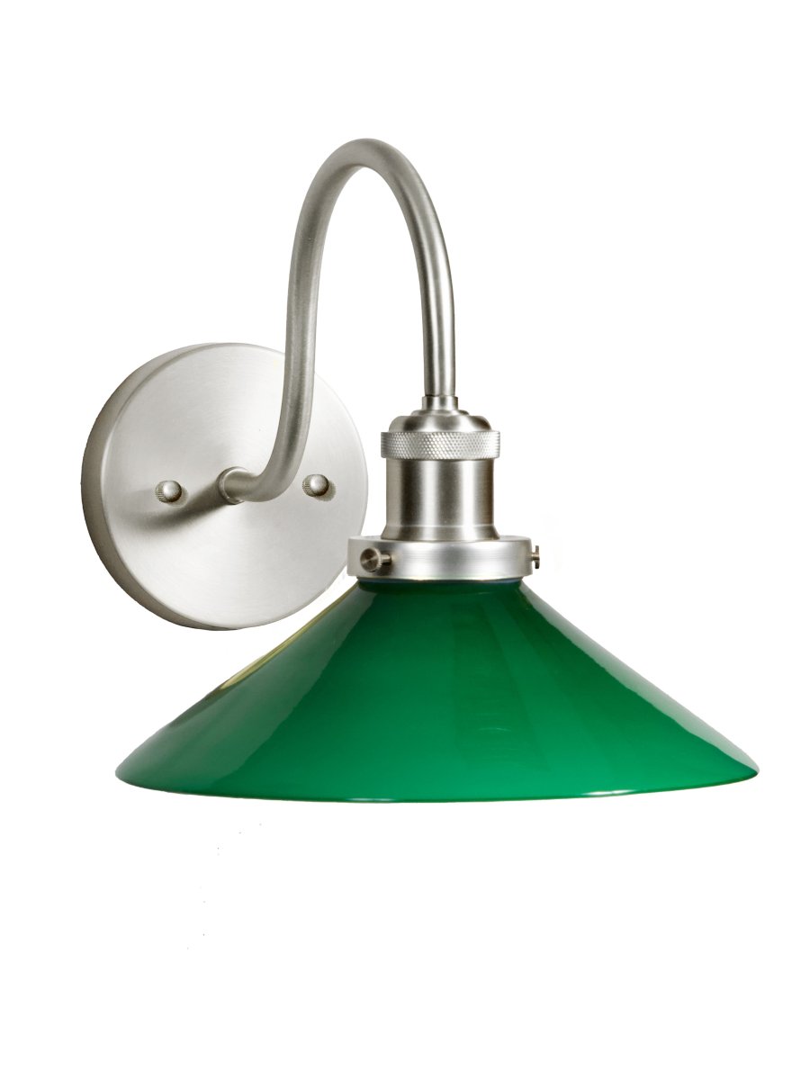 August 38cm Chroom/groen badkamerlamp Van PR Home - Deze schoenmakerslamp is speciaal ontworpen voor badkamers en heeft een elegante glazen kap met een diameter van 25 cm, die het licht zacht en gelijkmatig verspreidt.