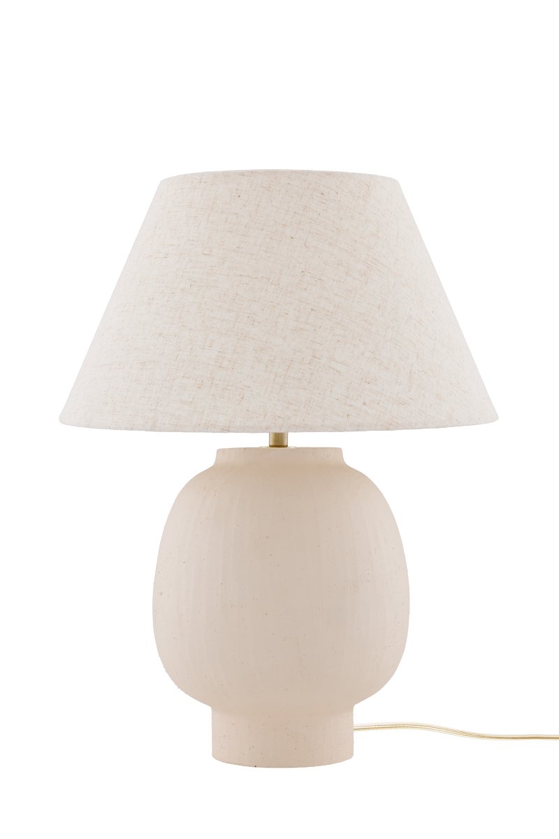 Lorenzo 46cm Beige tafellamp Van Globen Lighting - De handgemaakte structuur geeft elke lamp een natuurlijke en levendige uitstraling, terwijl de beige textielen kap bijdraagt aan een zachte en gezellige sfeer.