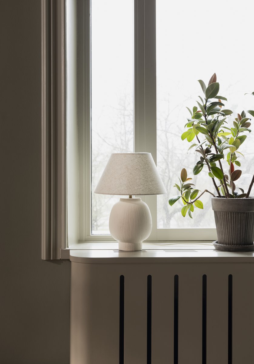 Lorenzo 46cm Beige tafellamp Van Globen Lighting - De handgemaakte structuur geeft elke lamp een natuurlijke en levendige uitstraling, terwijl de beige textielen kap bijdraagt aan een zachte en gezellige sfeer.
