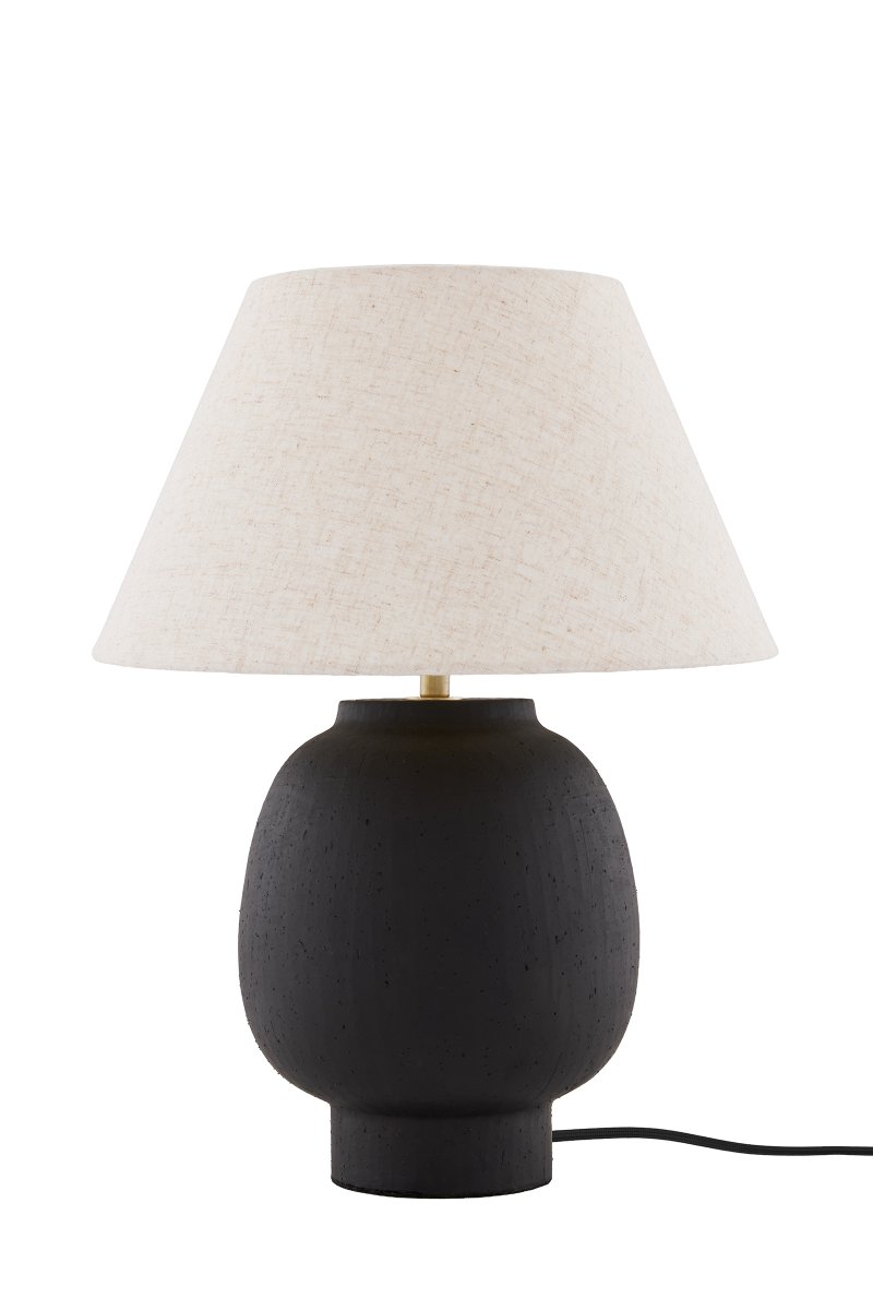 Lorenzo 46cm Zwart tafellamp Van Globen Lighting - De handgemaakte structuur geeft elke lamp een natuurlijke en levendige uitstraling, terwijl de beige textielen kap een zacht contrast vormt met de donkere lampvoet.
