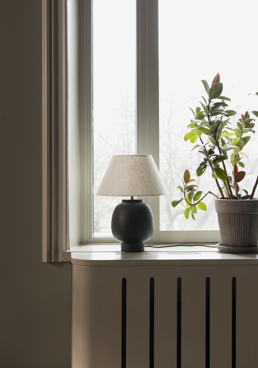Lorenzo 46cm Zwart tafellamp Van Globen Lighting - De handgemaakte structuur geeft elke lamp een natuurlijke en levendige uitstraling, terwijl de beige textielen kap een zacht contrast vormt met de donkere lampvoet.