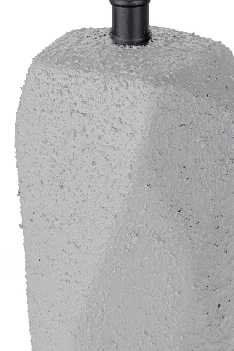 Massi 56cm Grijs tafellamp Van Globen Lighting - De witte katoenen lampenkap heeft een diameter van 40 cm aan de onderkant, 5 cm aan de bovenkant en is 14 cm hoog.