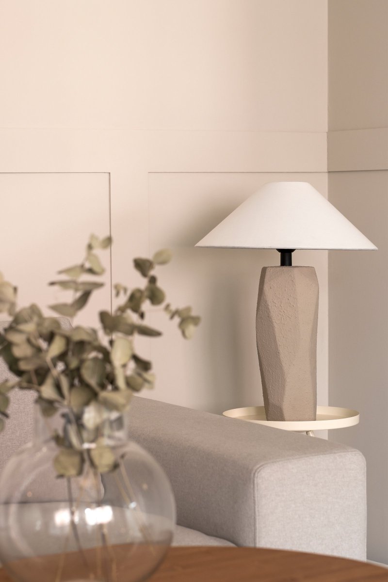 Massi 56cm Grijs tafellamp Van Globen Lighting - De witte katoenen lampenkap heeft een diameter van 40 cm aan de onderkant, 5 cm aan de bovenkant en is 14 cm hoog.