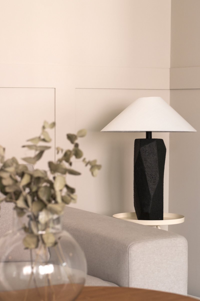 Massi 56cm Zwart tafellamp Van Globen Lighting - De witte katoenen lampenkap heeft een diameter van 40 cm aan de onderkant, 5 cm aan de bovenkant en is 14 cm hoog.