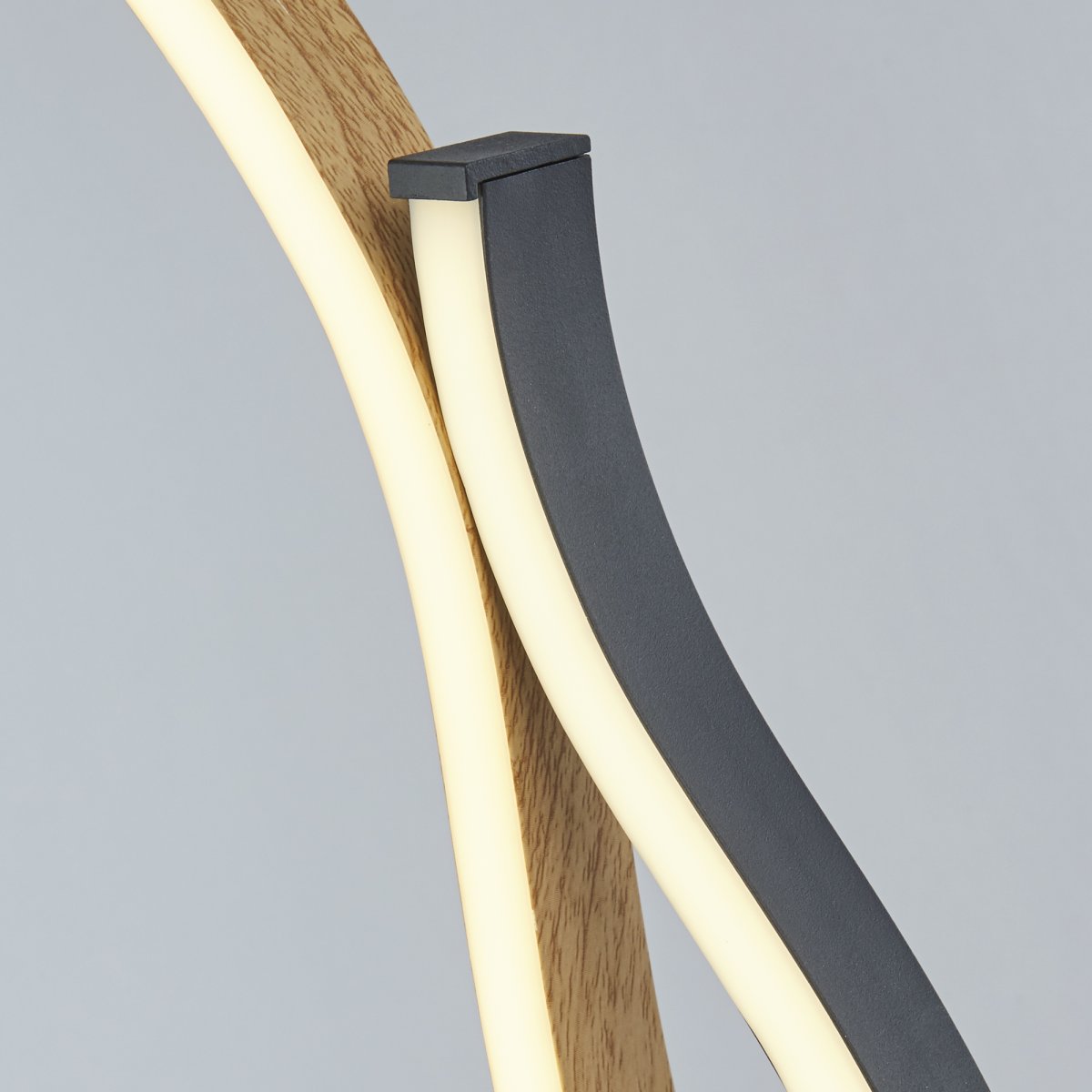 Bloom 48cm Zand zwart tafellamp Van Searchlight - Dankzij de geïntegreerde ledverlichting creëert de lamp een warm en uitnodigend licht, terwijl de zwarte en gouden lijnen een verfijnde toets toevoegen.