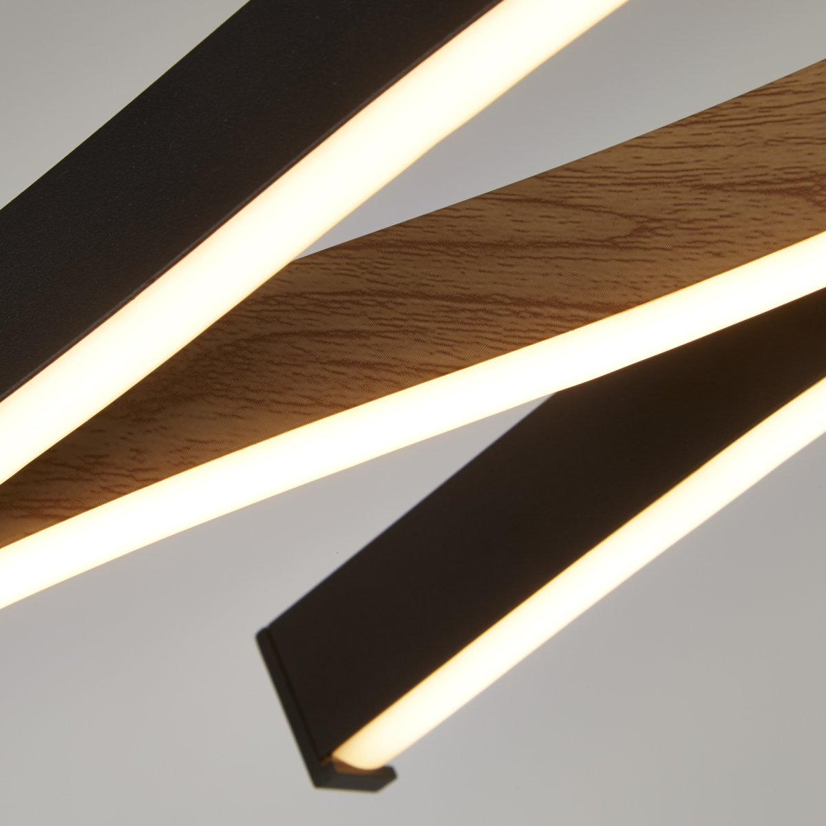 Bloom 108cm Zwart hanglamp Van Searchlight - De Bloom hanglamp in zwart metaal en houtlook is een indrukwekkend interieurdetail dat stijl en functionaliteit combineert en uw woonkamer of eetkamer naar een hoger niveau tilt.