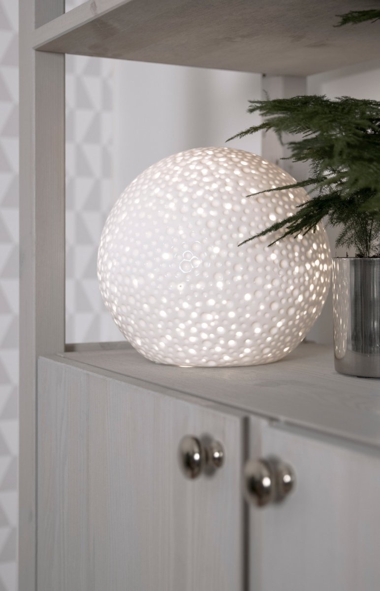 Moonlight 20cm Wit tafellamp Van Globen Lighting - In het oppervlak van deze iets modernere tafellamp zien we zowel geperforeerde gaten van verschillende groottes als kraters die doen denken aan het uiterlijk van mannen.