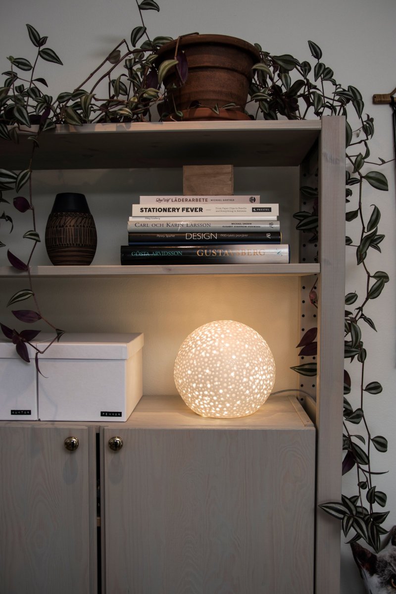 Moonlight 20cm Wit tafellamp Van Globen Lighting - In het oppervlak van deze iets modernere tafellamp zien we zowel geperforeerde gaten van verschillende groottes als kraters die doen denken aan het uiterlijk van mannen.