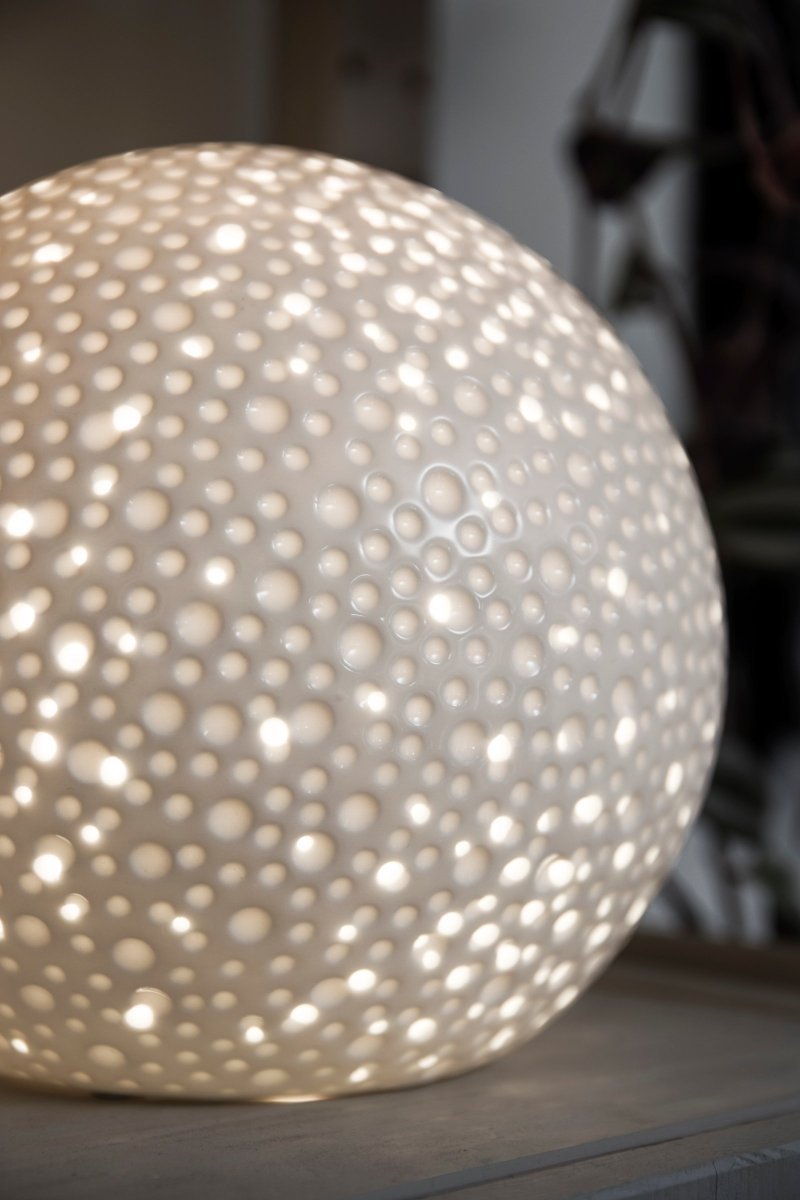 Moonlight 20cm Wit tafellamp Van Globen Lighting - In het oppervlak van deze iets modernere tafellamp zien we zowel geperforeerde gaten van verschillende groottes als kraters die doen denken aan het uiterlijk van mannen.