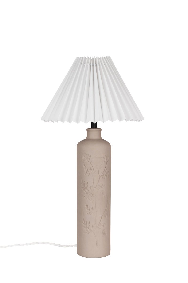 Flora 46cm Modder tafellamp Van Globen Lighting - Johanna wilde een lamp ontwerpen die gemaakt is van materialen, kleuren en vormen die passen in de natuur en die zowel in een landelijke als in een moderne omgeving past.
