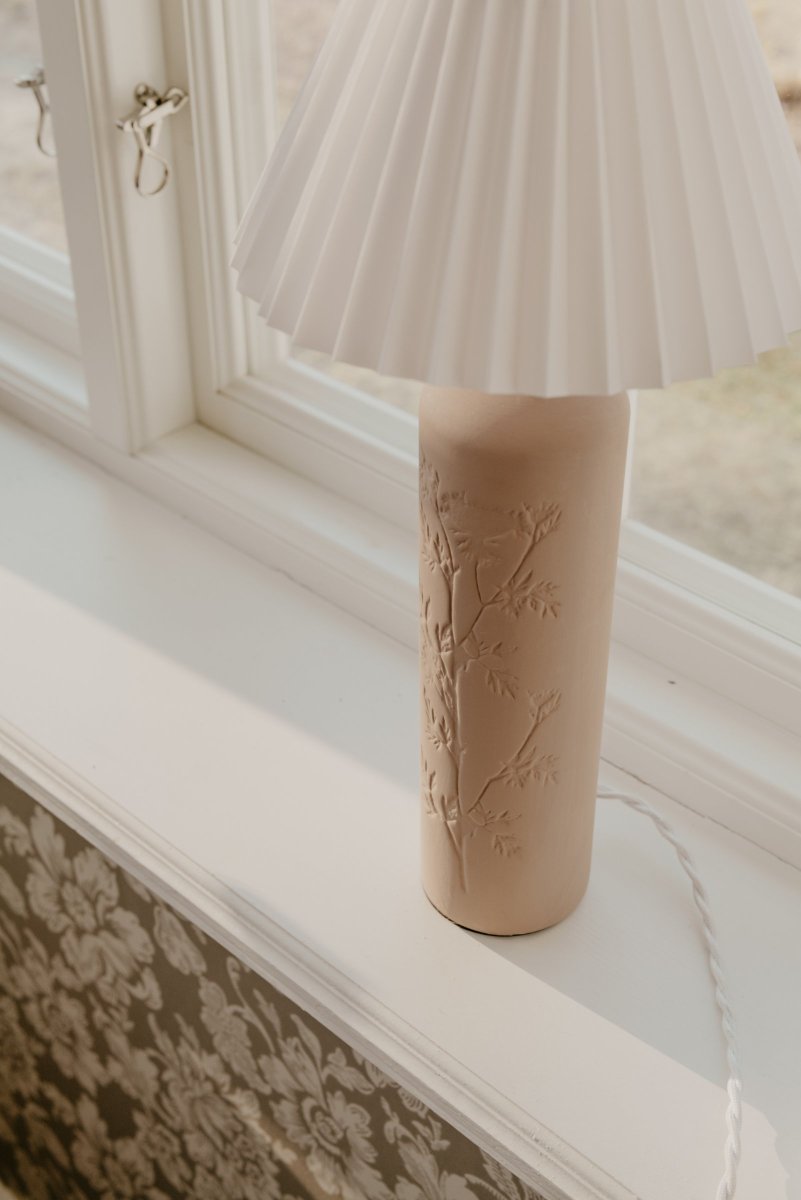 Flora 46cm Modder tafellamp Van Globen Lighting - Johanna wilde een lamp ontwerpen die gemaakt is van materialen, kleuren en vormen die passen in de natuur en die zowel in een landelijke als in een moderne omgeving past.