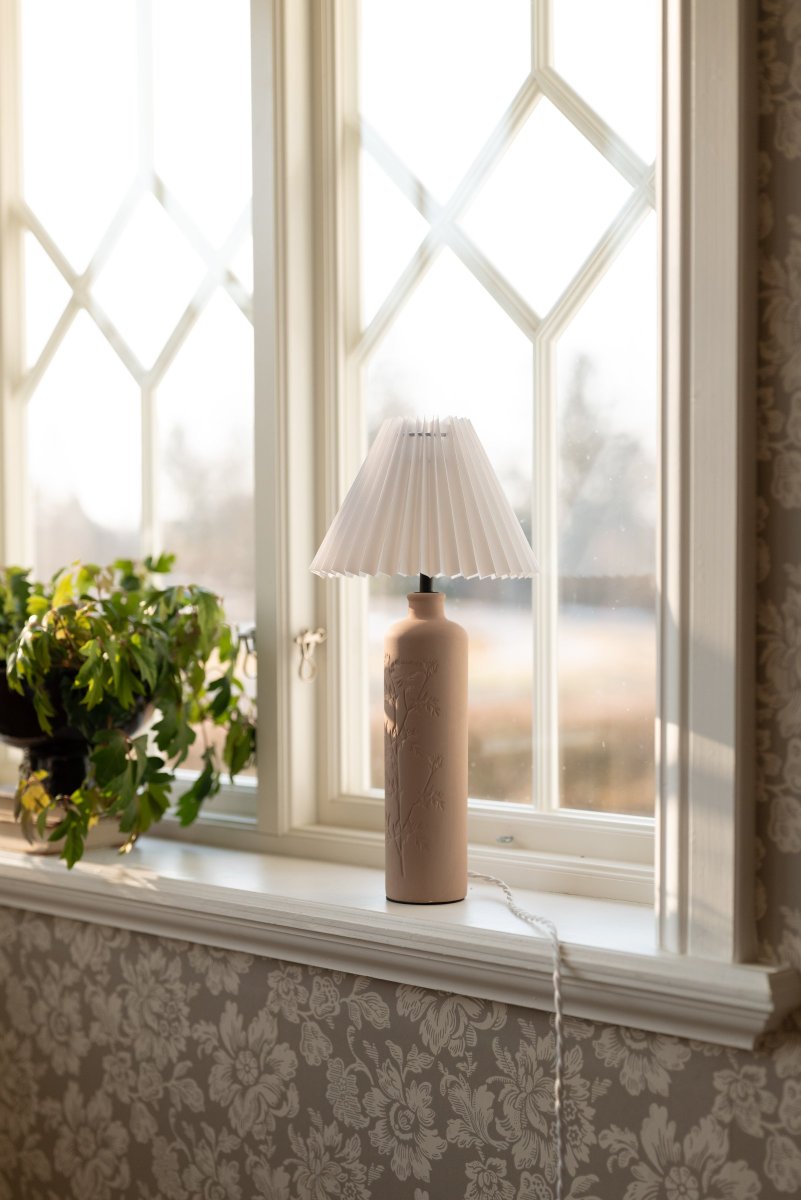 Flora 46cm Modder tafellamp Van Globen Lighting - Johanna wilde een lamp ontwerpen die gemaakt is van materialen, kleuren en vormen die passen in de natuur en die zowel in een landelijke als in een moderne omgeving past.