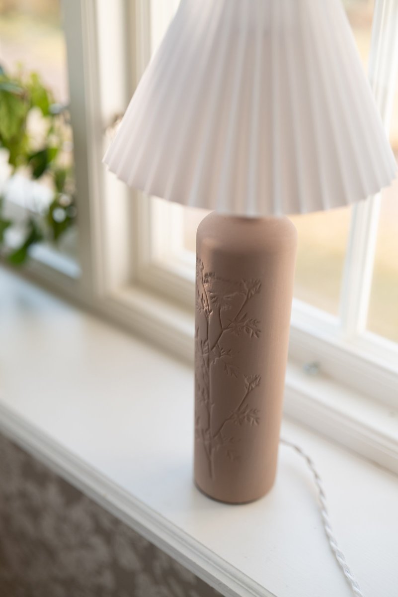 Flora 46cm Modder tafellamp Van Globen Lighting - Johanna wilde een lamp ontwerpen die gemaakt is van materialen, kleuren en vormen die passen in de natuur en die zowel in een landelijke als in een moderne omgeving past.
